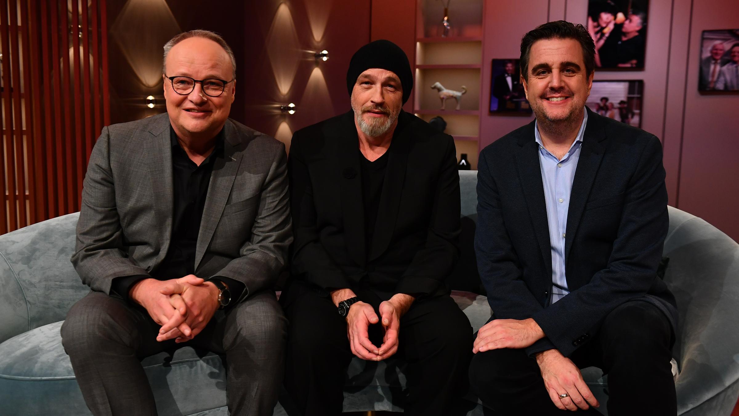 Torsten Sträter (Mitte) zu Gast bei Oliver Welke und Bastian Pastewka (rechts)