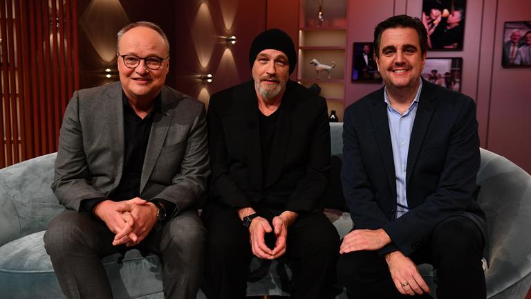 Torsten Sträter (Mitte) zu Gast bei Oliver Welke und Bastian Pastewka (rechts)