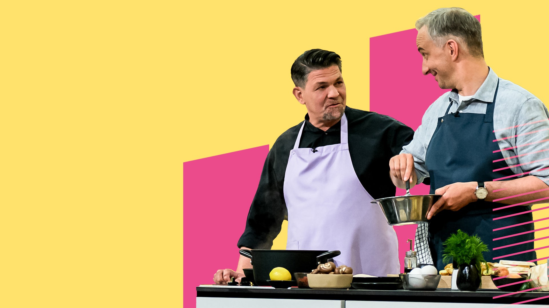 Tim Mälzer (links) und Jan Böhmermann (rechts) kochen gemeinsam bei "Böhmi brutzelt"