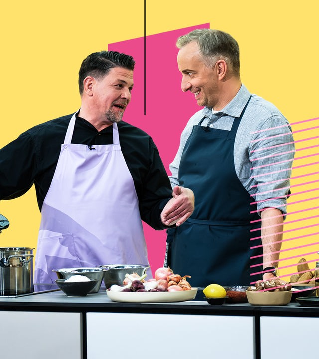 Tim Mälzer (links) und Jan Böhmermann (rechts) kochen gemeinsam bei "Böhmi brutzelt"