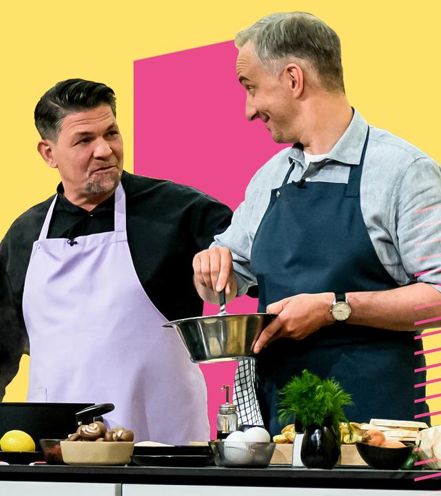 Tim Mälzer (links) und Jan Böhmermann (rechts) kochen gemeinsam bei "Böhmi brutzelt"