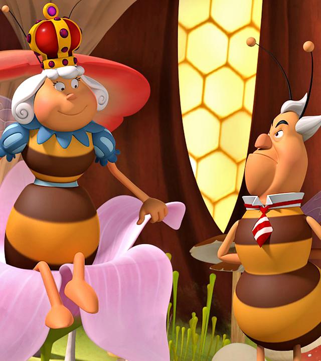 Richter Bienenwachs (rechts) und die Königin (links) schauen sich an und lächeln.