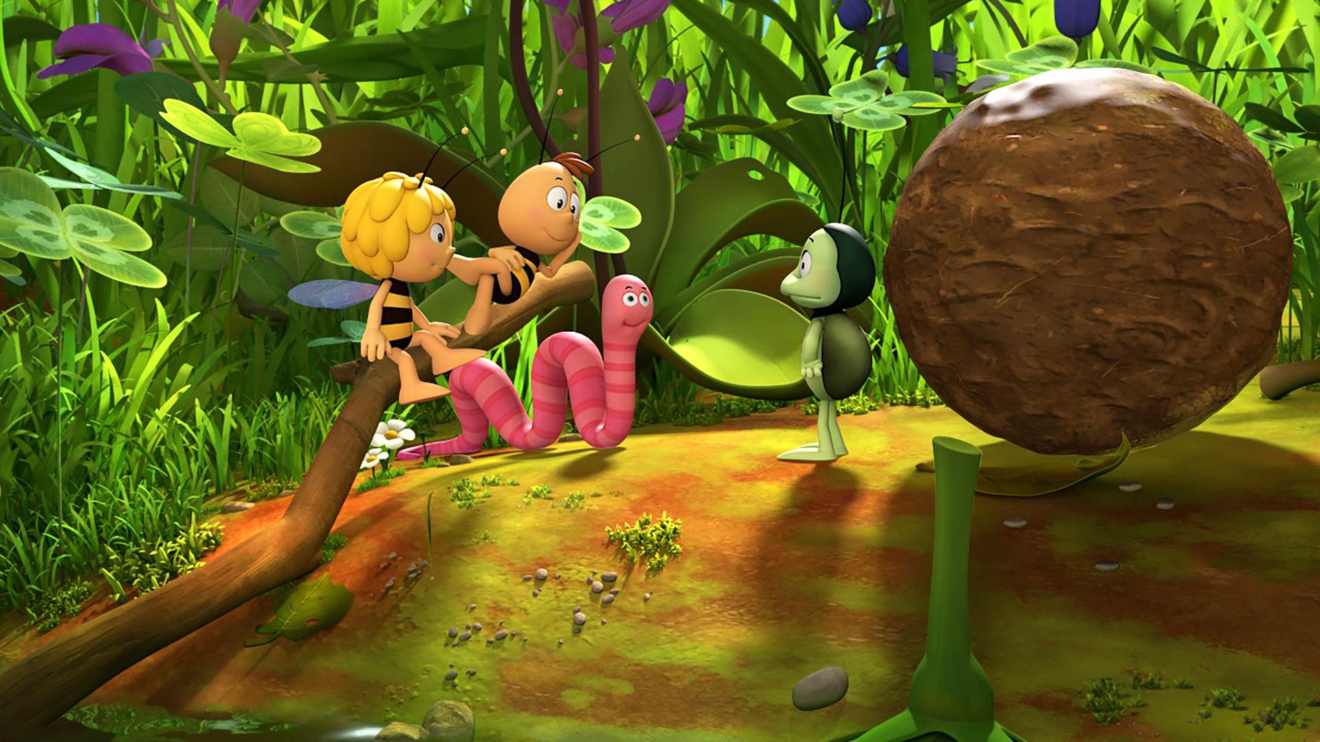 Maja, Willi und der Wurm Max stehen dem Mistkäfer Kurt und seiner Mistkugel gegenüber.