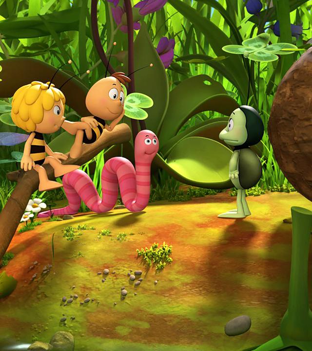 Maja, Willi und der Wurm Max (li) stehen dem Mistkäfer Kurt und seiner Mistkugel (re) gegenüber.