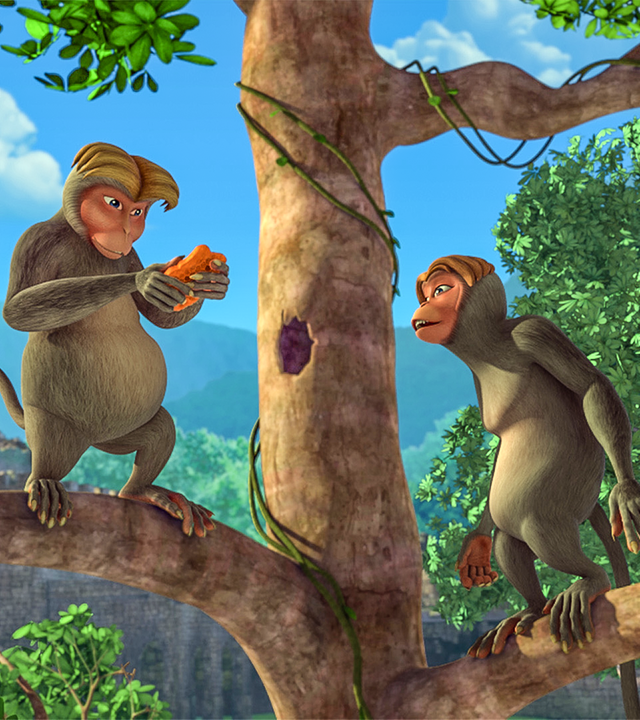 Mascha und ihre Schwester stehen in einem Baum. Sie hält ein Stück Honig in den Händen.