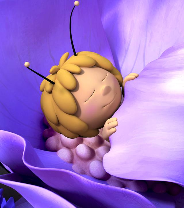 Maja liegt in ihrem Blütenbett.