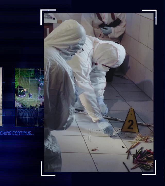 Arbeit der Spurensicherung. Links daneben: Lichtschematische Darstellung eines Fingerabdrucks. Im Hintergrund: Eine Frau (Gesicht unkenntlich). Luftbild aus einem Hubschrauber zeigt ein Gebäude in einem bewaldeten Grundstück.