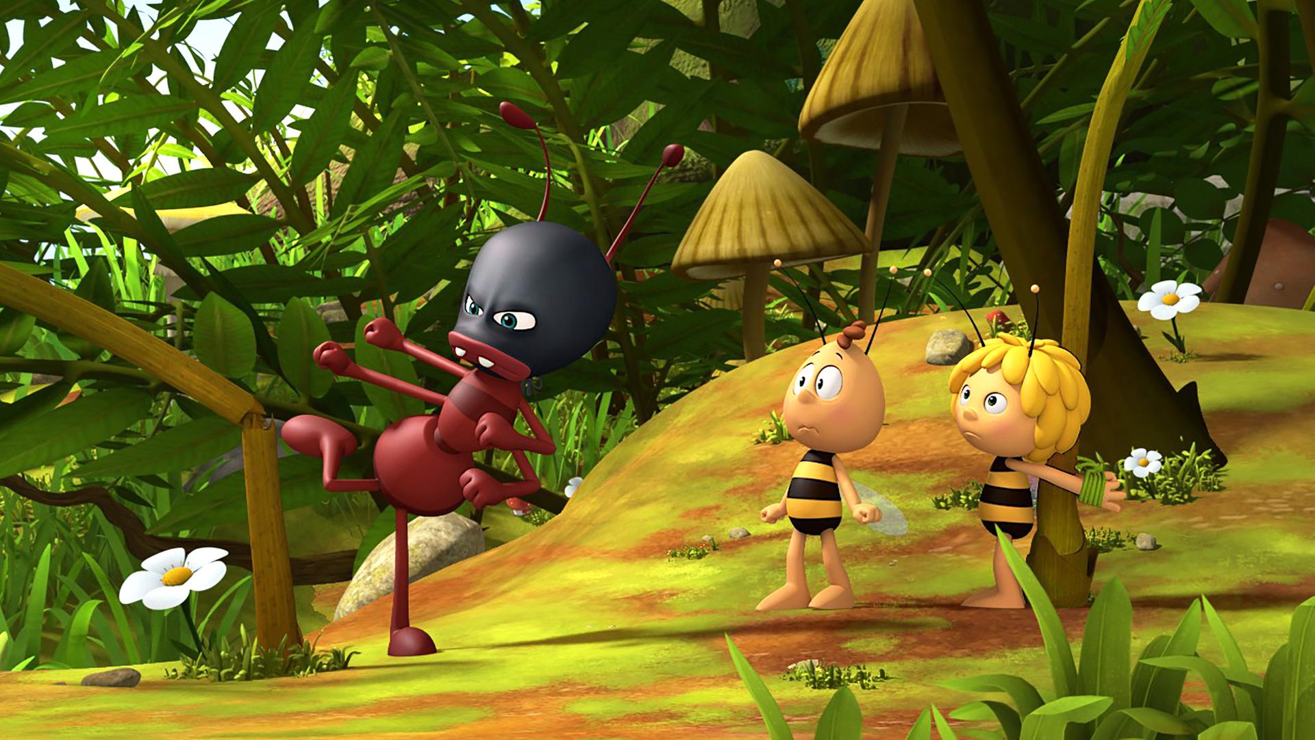 Die Kung-Fu-Ameise zeigt ihr Können vor Willi und Maja. Maja steht gefesselt an einem Baum.