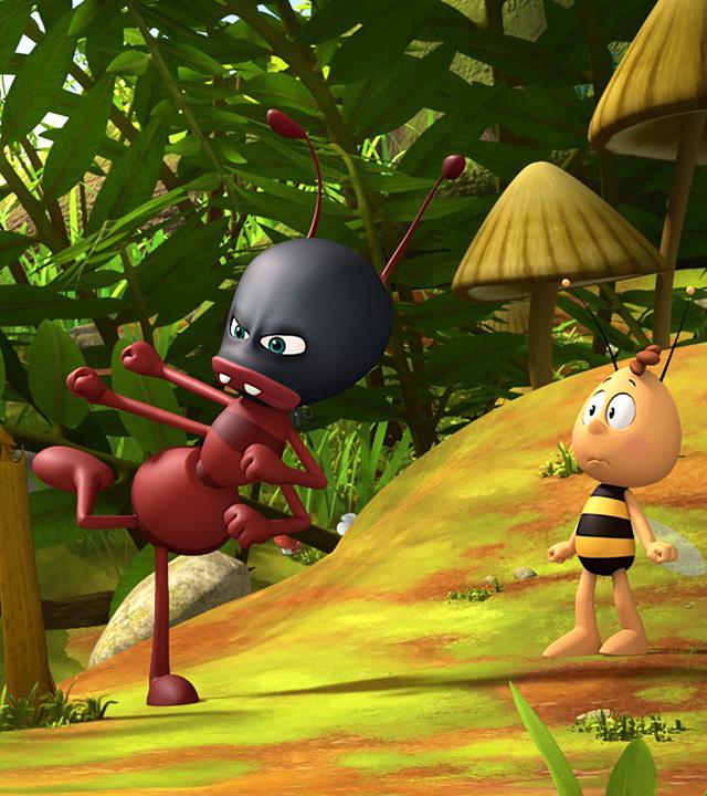 Die Kung-Fu-Ameise zeigt ihr Können vor Willi und Maja. Maja steht gefesselt an einem Baum.