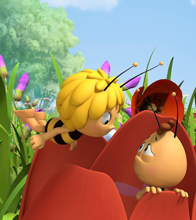Maja findet Willi in einer Blume versteckt.