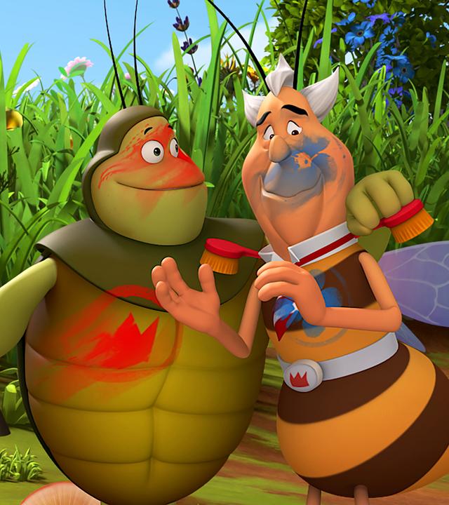 Richter Bienenwachs und Kurt stehen Arm in Arm nebeneinander und sind mit Farbe beschmiert.