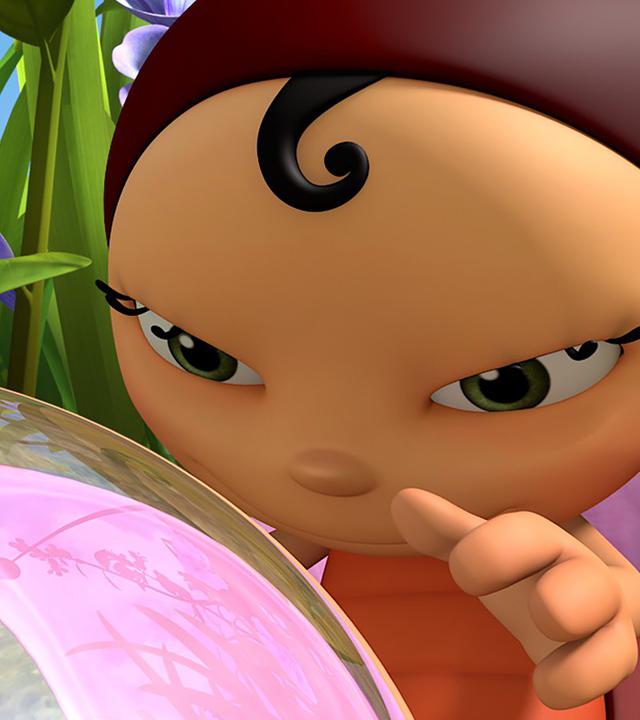 Lara schaut tief in die Kristallkugel.