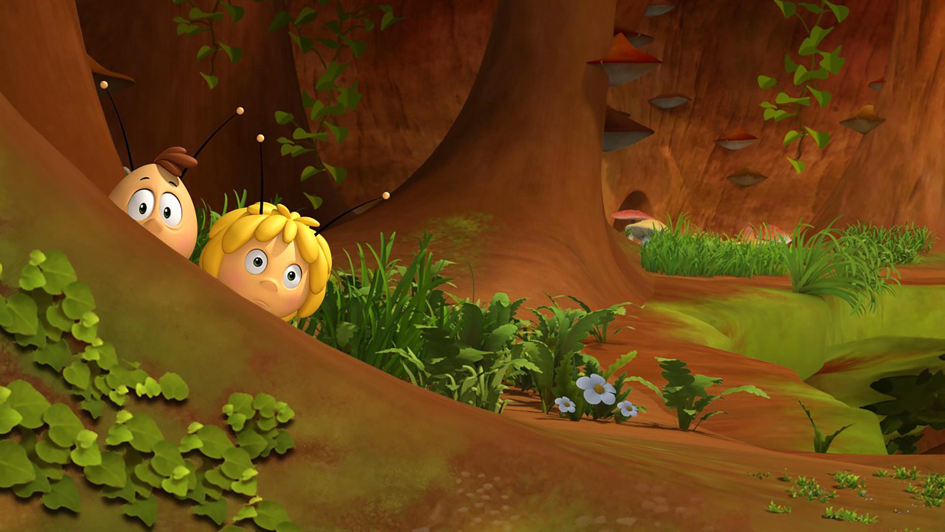 Willi und Maja verstecken sich hinter einem Baum und beobachten etwas.