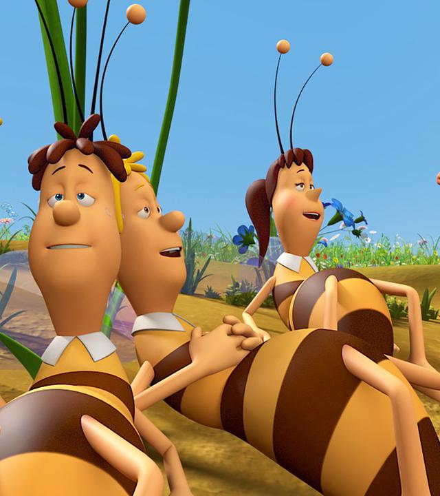 Die Bienenarbeiter machen es sich gemütlich und liegen zur Erholung auf der Erde. Richter Bienenwachs steht überrascht im Hintergrund.