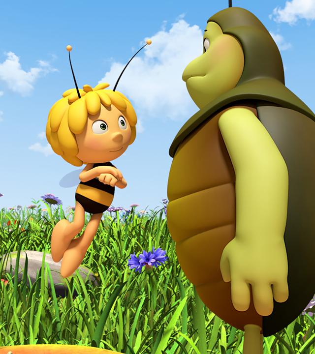 Maja und Kurt unterhalten sich.