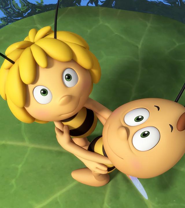 Maja und Willi umarmen sich auf einer Seerose.