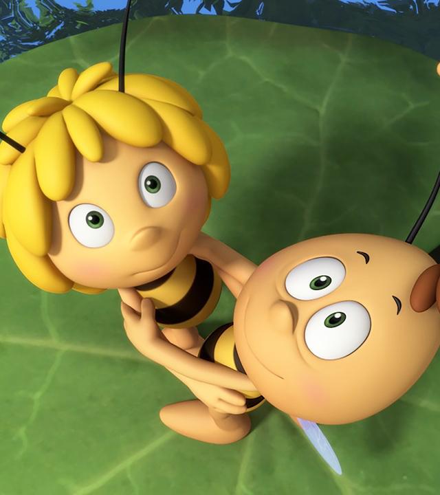 Maja und Willi umarmen sich auf einer Seerose.