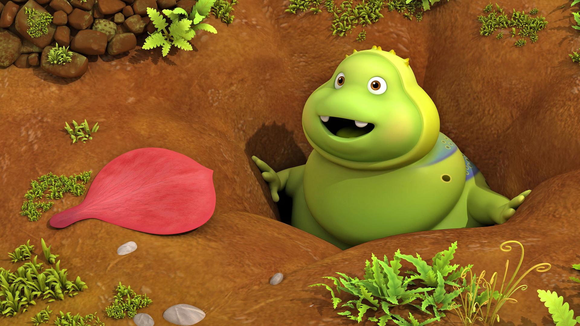 Die grüne Raupe Momo schaut erwartungsvoll aus einem Erdloch. Ein rotes Blatt liegt davor.