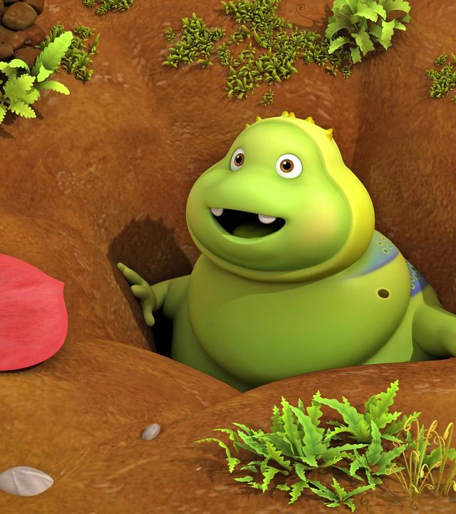 Die grüne Raupe Momo schaut erwartungsvoll aus einem Erdloch. Ein rotes Blatt liegt davor.