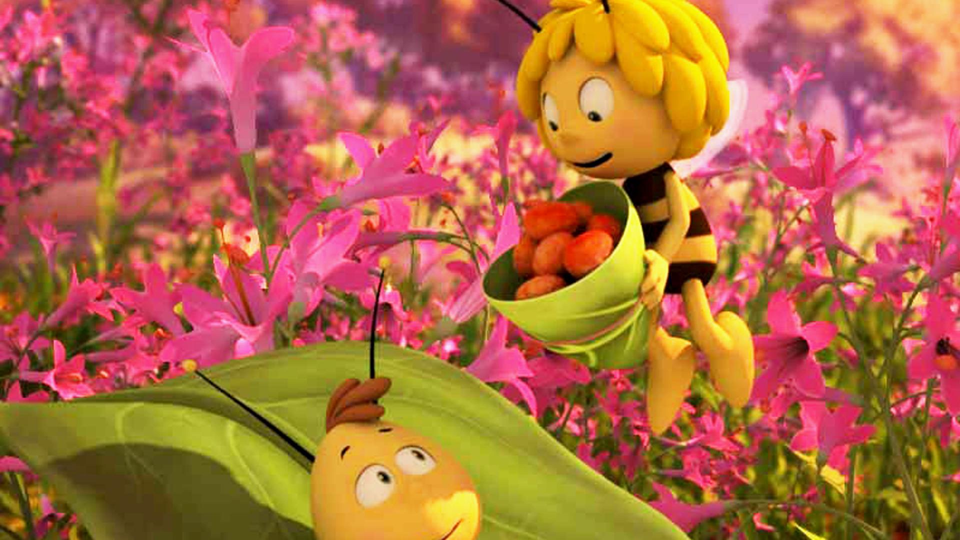 Maja hat fleißig Bienenpollen gesammelt und zeigt sie Willi, der auf einem Blatt liegt.