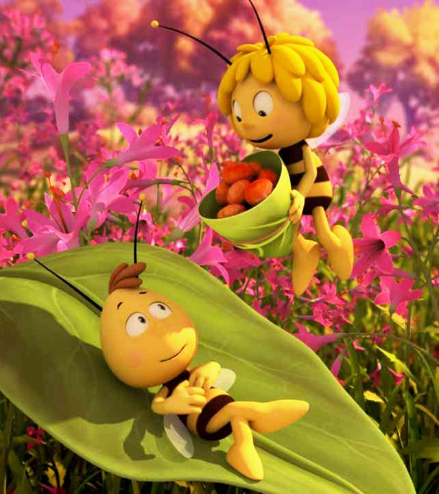 Maja hat fleißig Bienenpollen gesammelt und zeigt sie Willi, der auf einem Blatt liegt.