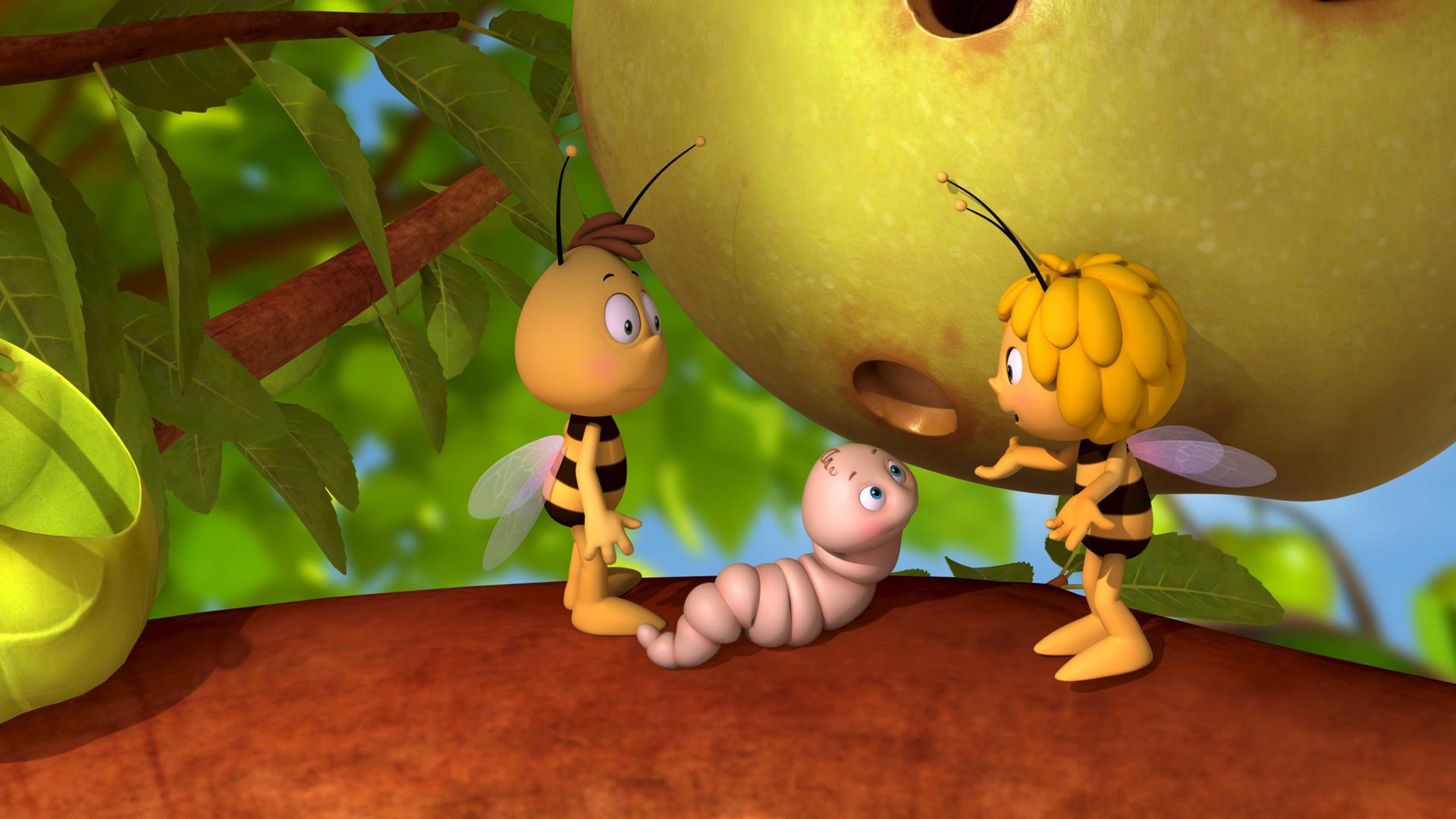 Willi (links), Maja (rechts) und die kleine Raupe Ferdinand (mitte) stehen auf einem Apfelbaumast. Im Hintergrund hängt ein Apfel mit Löchern.