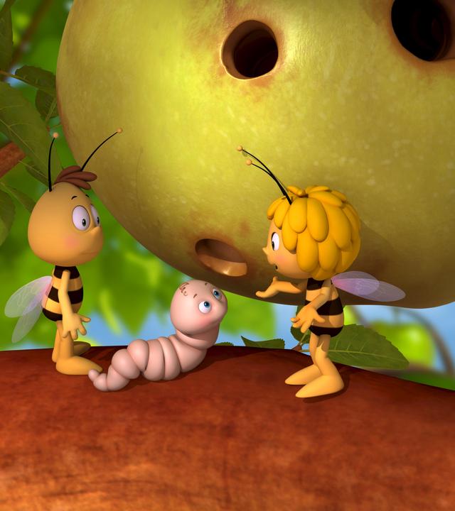 Willi, Maja und die kleine Raupe Ferdinand stehen auf einem Apfelbaumast. Im Hintergrund hängt ein Apfel mit Löchern.