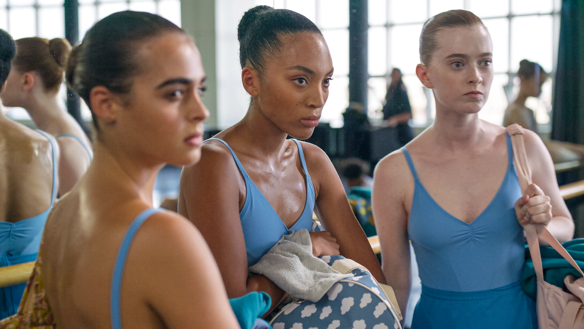 Simone, Cece und Mia stehen nebeneinander im Probenraum und schauen genervt und leicht wütend.