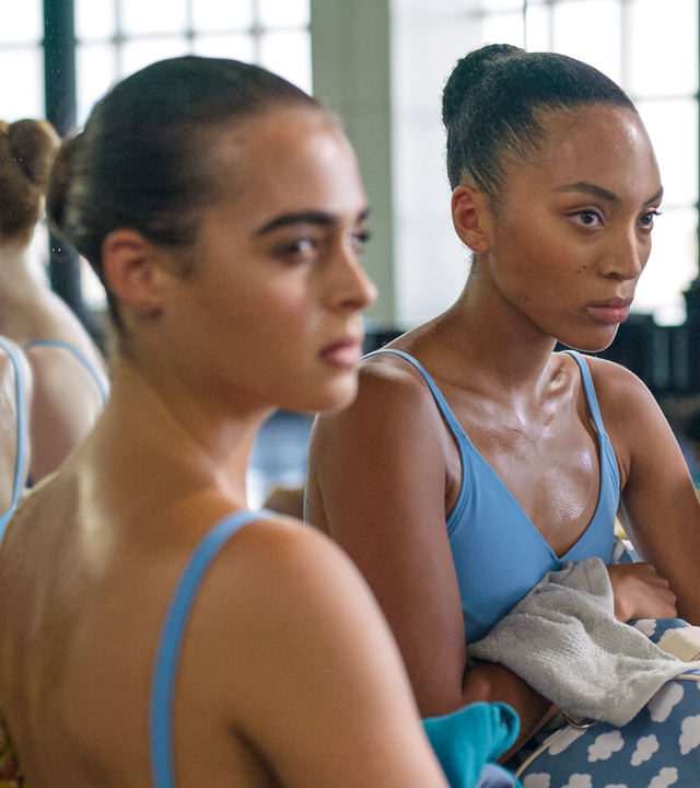 Simone, Cece und Mia stehen nebeneinander im Probenraum und schauen genervt und leicht wütend.