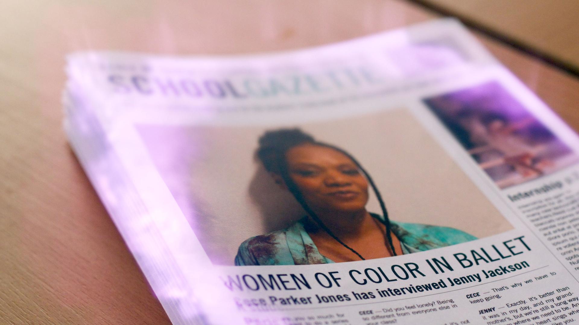 Eine Zeitschrift mit den Worten "Women of color in Ballet" liegt auf dem Tisch.