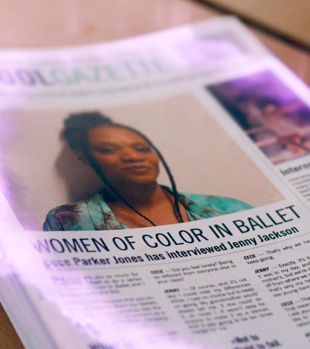 Eine Zeitschrift mit den Worten "Women of color in Ballet" liegt auf dem Tisch.