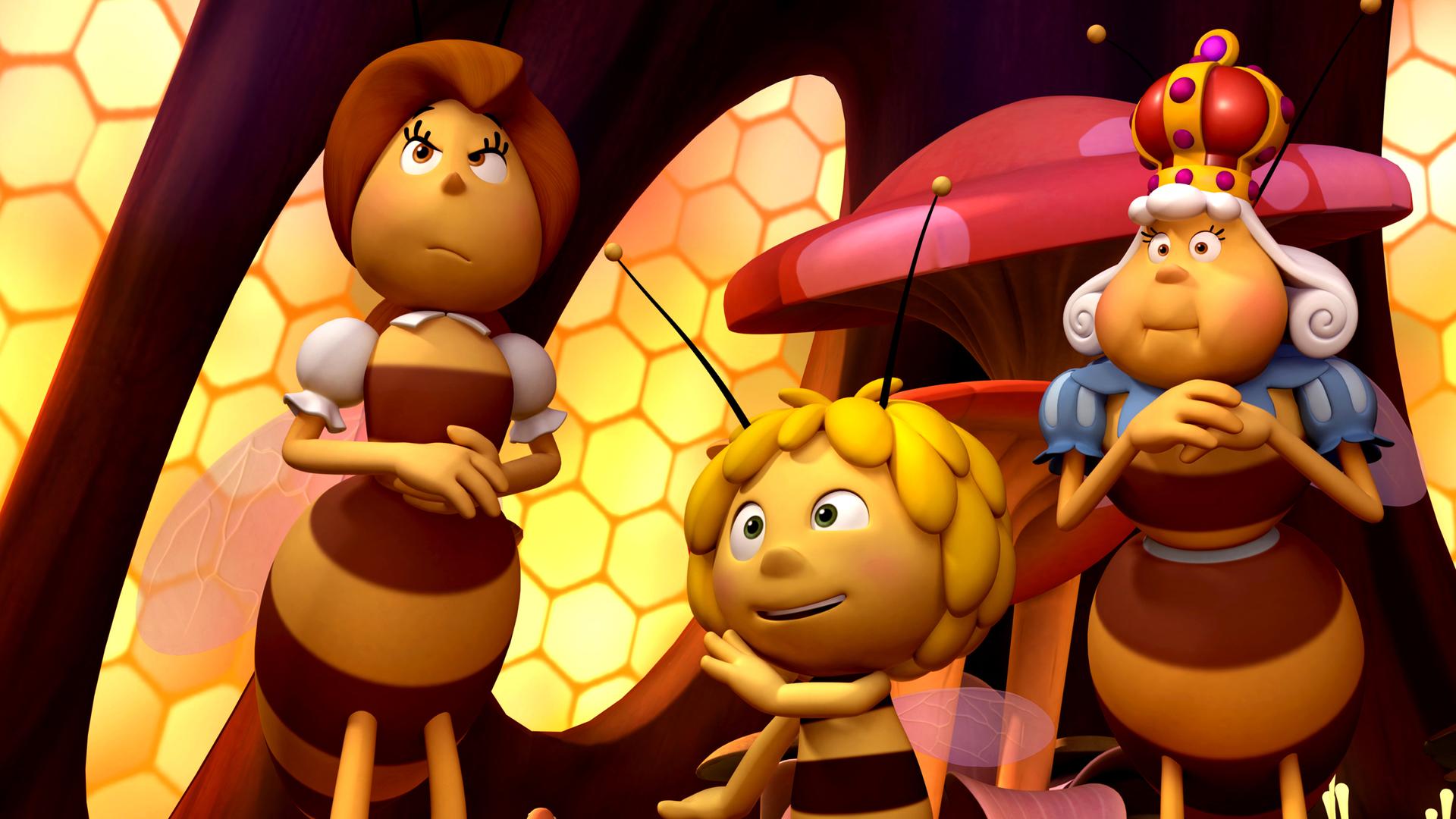 Biene Maja steht zwischen Kassandra und der Bienenkönigin.