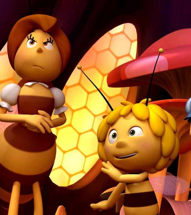 Biene Maja steht zwischen Kassandra und der Bienenkönigin.