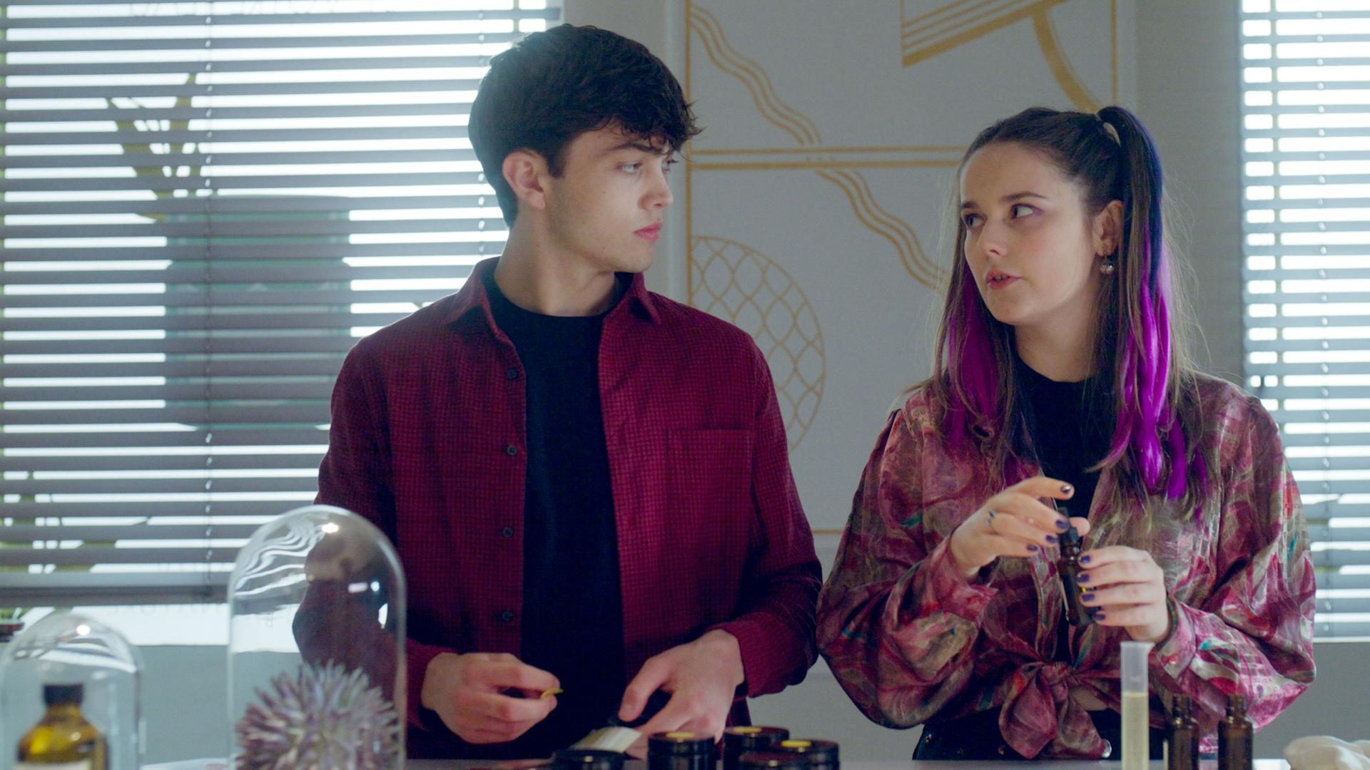 Ceces Freundin Amy schaut Adrian kritisch an, während er leicht verunsichert aussieht.