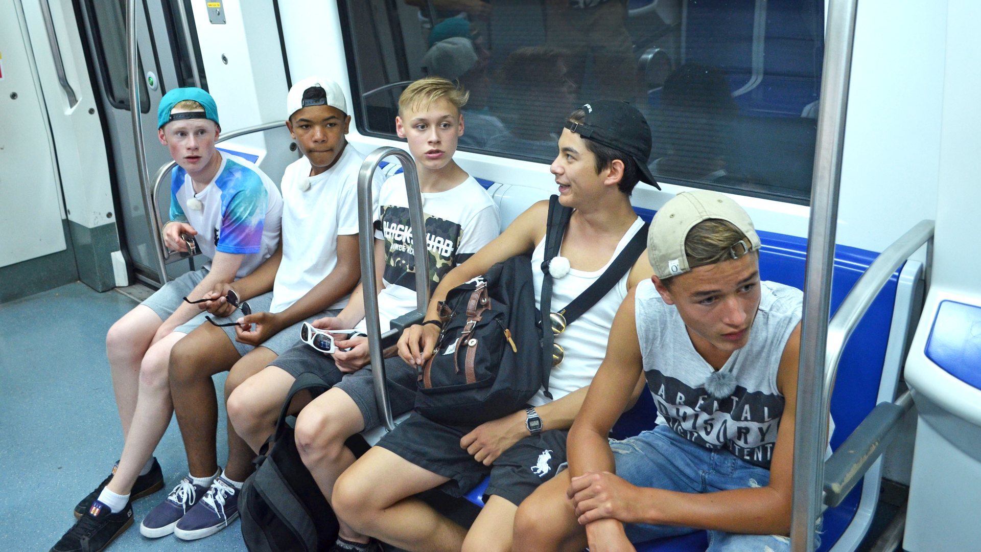 Justus, Chinedu, Ole, Timmy und Jamie in der U-Bahn