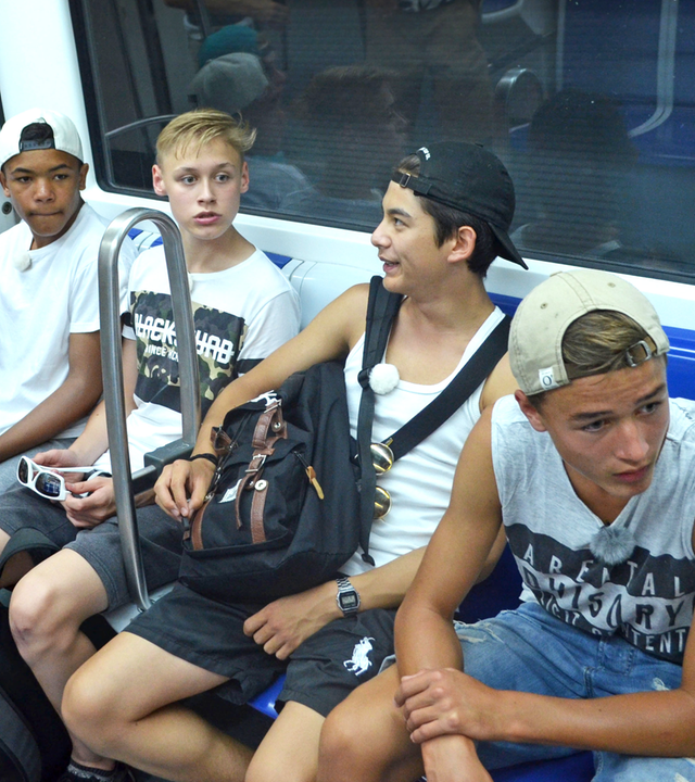 Justus, Chinedu, Ole, Timmy und Jamie in der U-Bahn