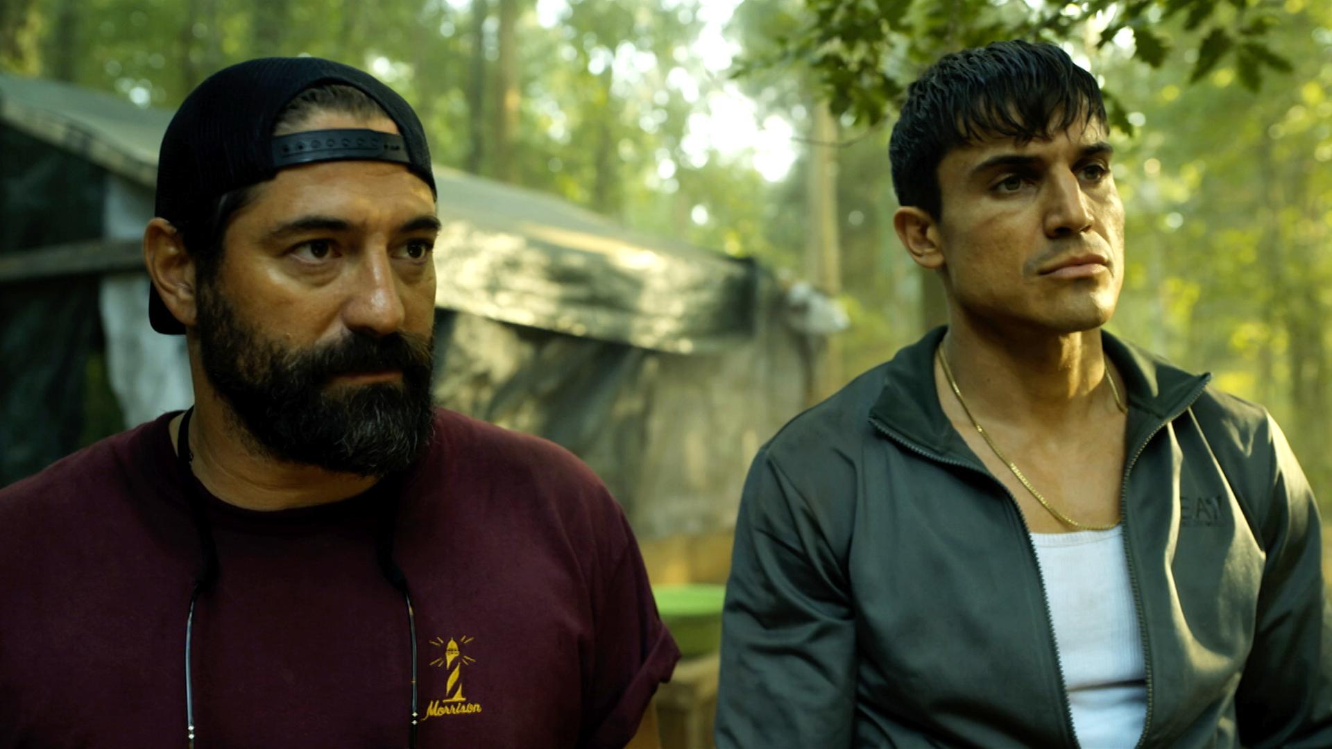 Nando (Álex González, r.) und Sergio (Nuno Lopes, l.) schauen sich das Camp an.