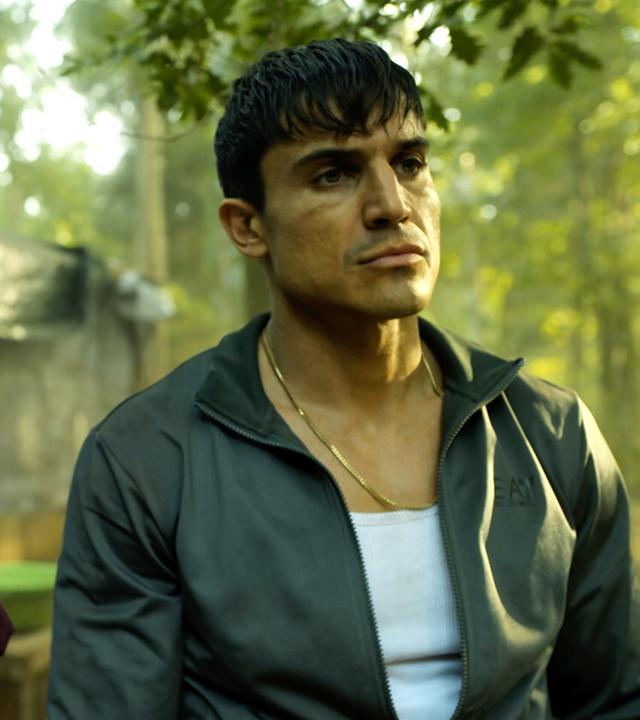 Nando (Álex González, r.) und Sergio (Nuno Lopes, l.) schauen sich das Camp an.