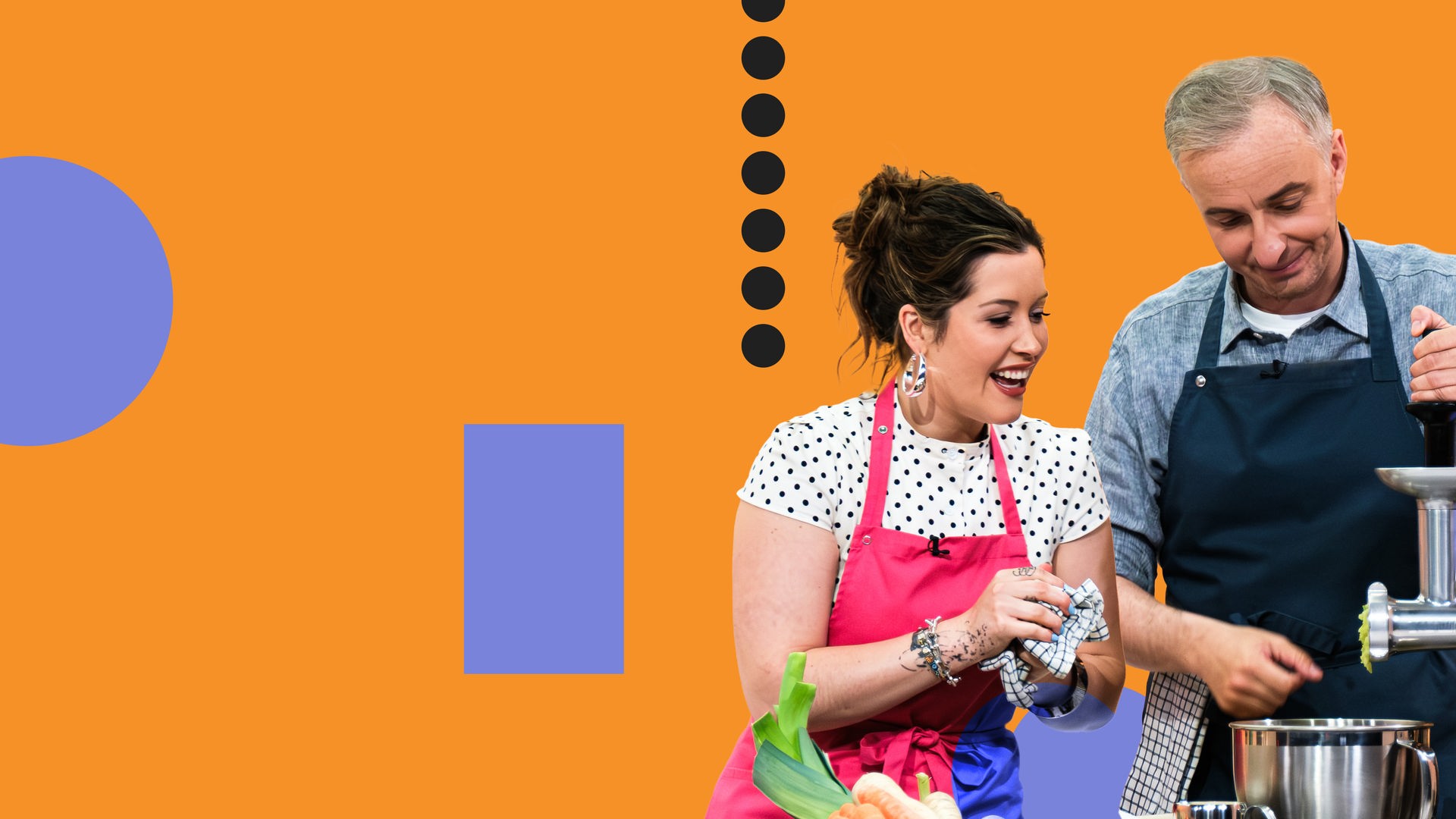 Frau Gretel (links) und Jan Böhmermann (rechts) kochen gemeinsam bei "Böhmi brutzelt"