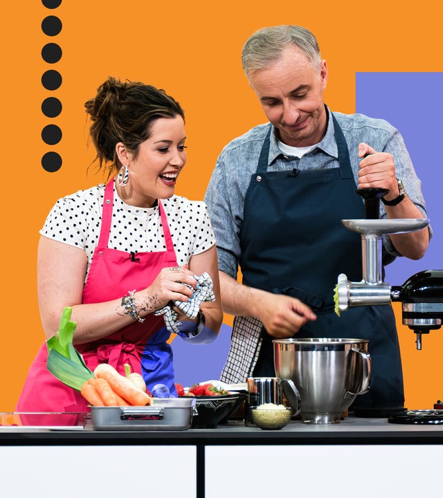 Frau Gretel (links) und Jan Böhmermann (rechts) kochen gemeinsam bei "Böhmi brutzelt"