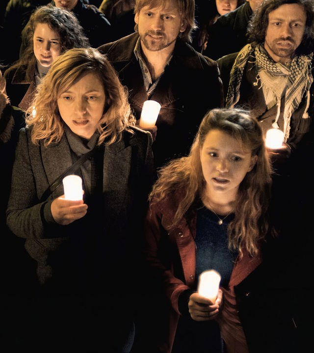 "Preis der Freiheit (2)": Bine (Nina Gummich), Lotte (Nadja Uhl) und Christa (Janina Fautz) sind umgeben von vielen Menschen, die wie sie eine Kerze in der Hand halten.