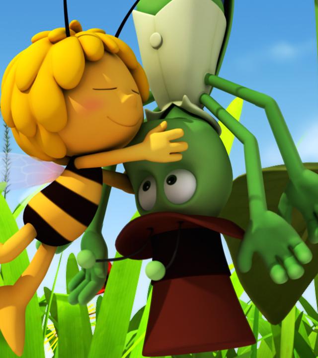 Maja und Flip umarmen sich kopfüber.