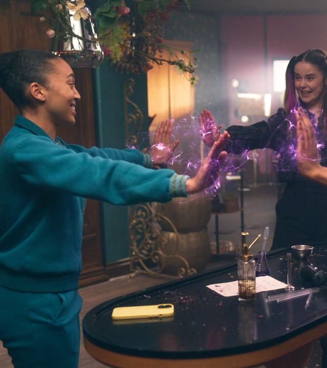 Cece, Lola und Amy stehen im Kreis mit ausgestreckten Armen und studieren gemeinsam einen Zauber ein.