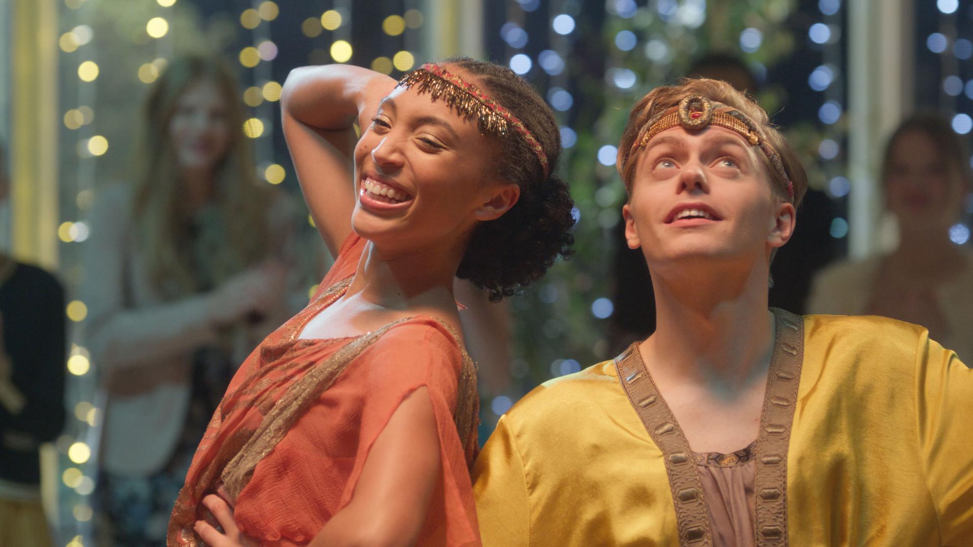 Cece und Finn zeigen ihre Präsentation mit dem Thema "alte Kostüme neuer Zauber" und sehen dabei glücklich aus.