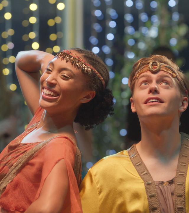 Cece und Finn zeigen ihre Präsentation mit dem Thema "alte Kostüme neuer Zauber" und sehen dabei glücklich aus.