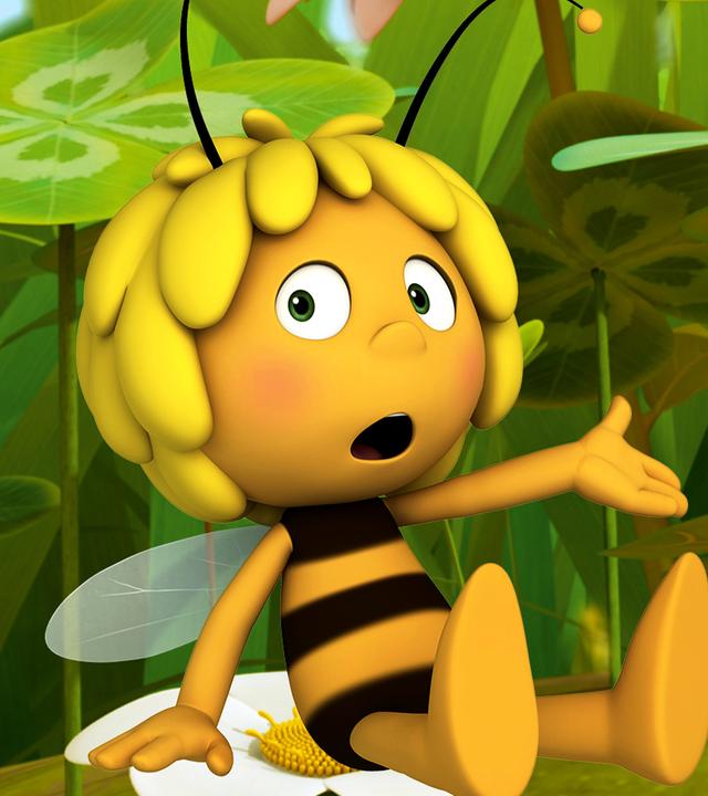 Maja sitzt empört auf einem weißen Blütenblatt. Die hält dabei ihre linke Hand in die Luft.