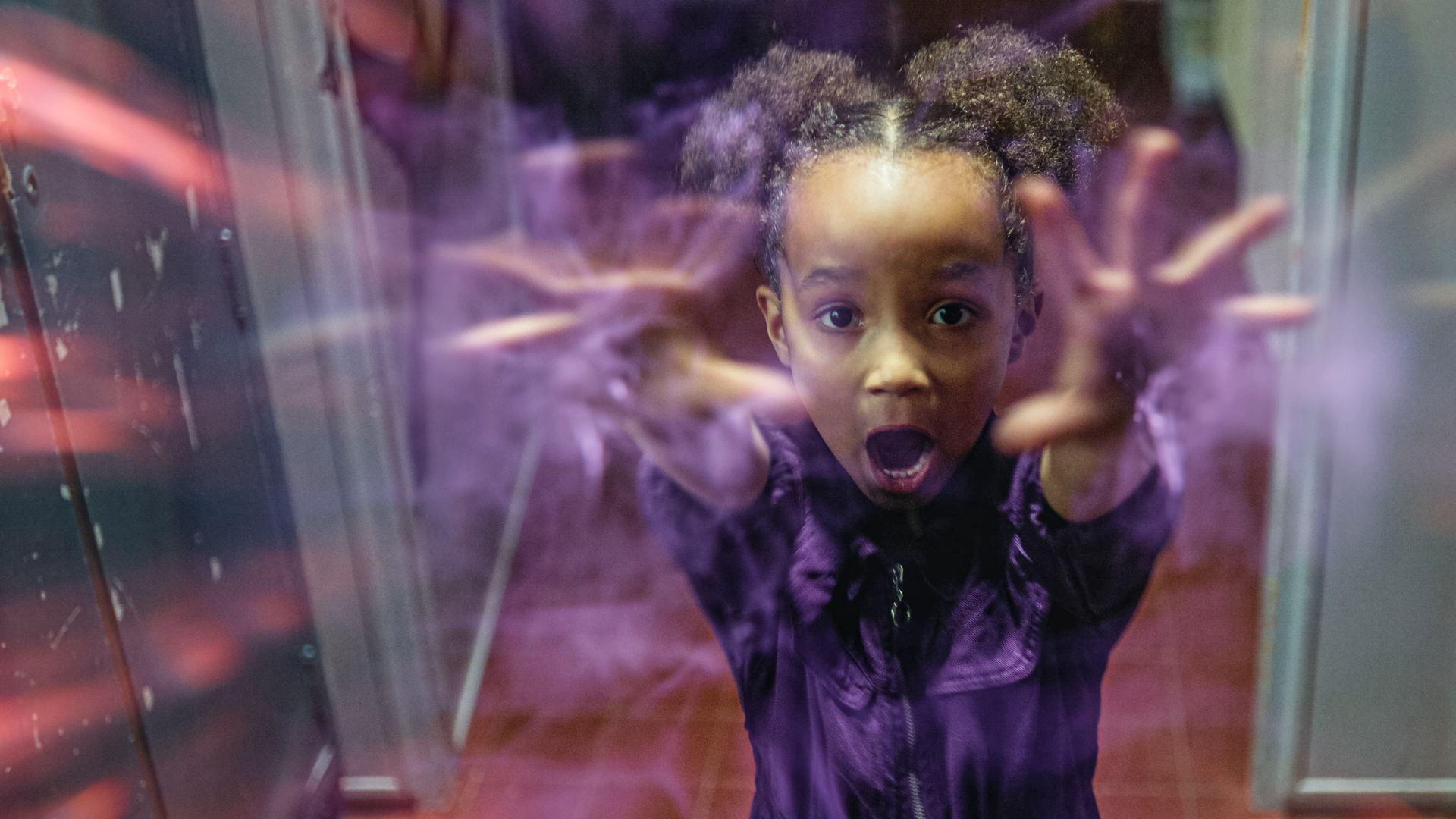 Cece sieht sich selbst als fünfjähriges Mädchen mit weit aufgerissenem Mund, das die Hände in nach vorne streckt und Magie ausübt.