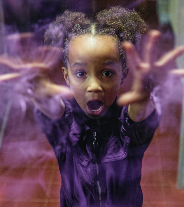 Cece sieht sich selbst als fünfjähriges Mädchen mit weit aufgerissenem Mund, das die Hände in nach vorne streckt und Magie ausübt.