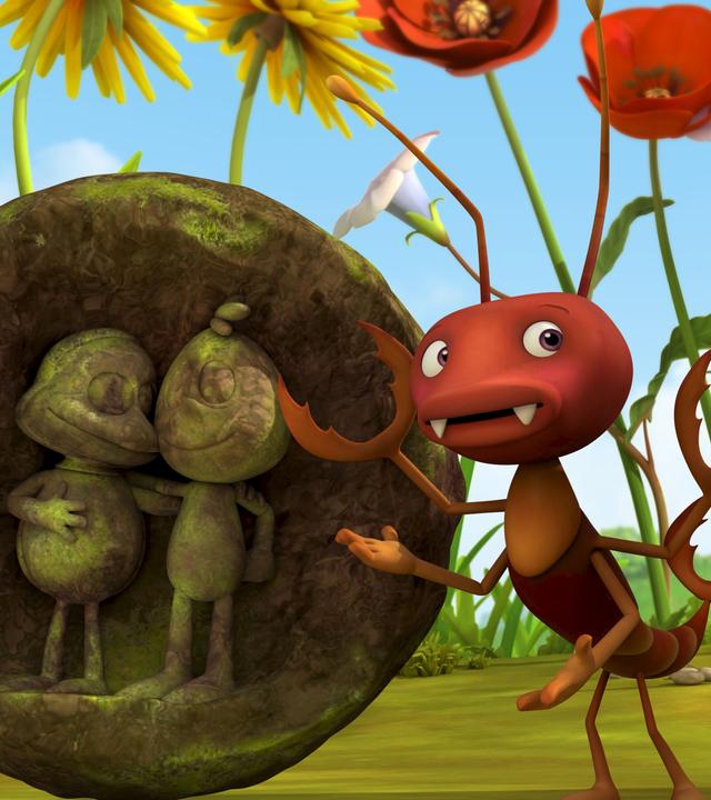 Ameise Oswalt und eine Statue mit der Abbildung von zwei ameisenähnlichen Figuren.