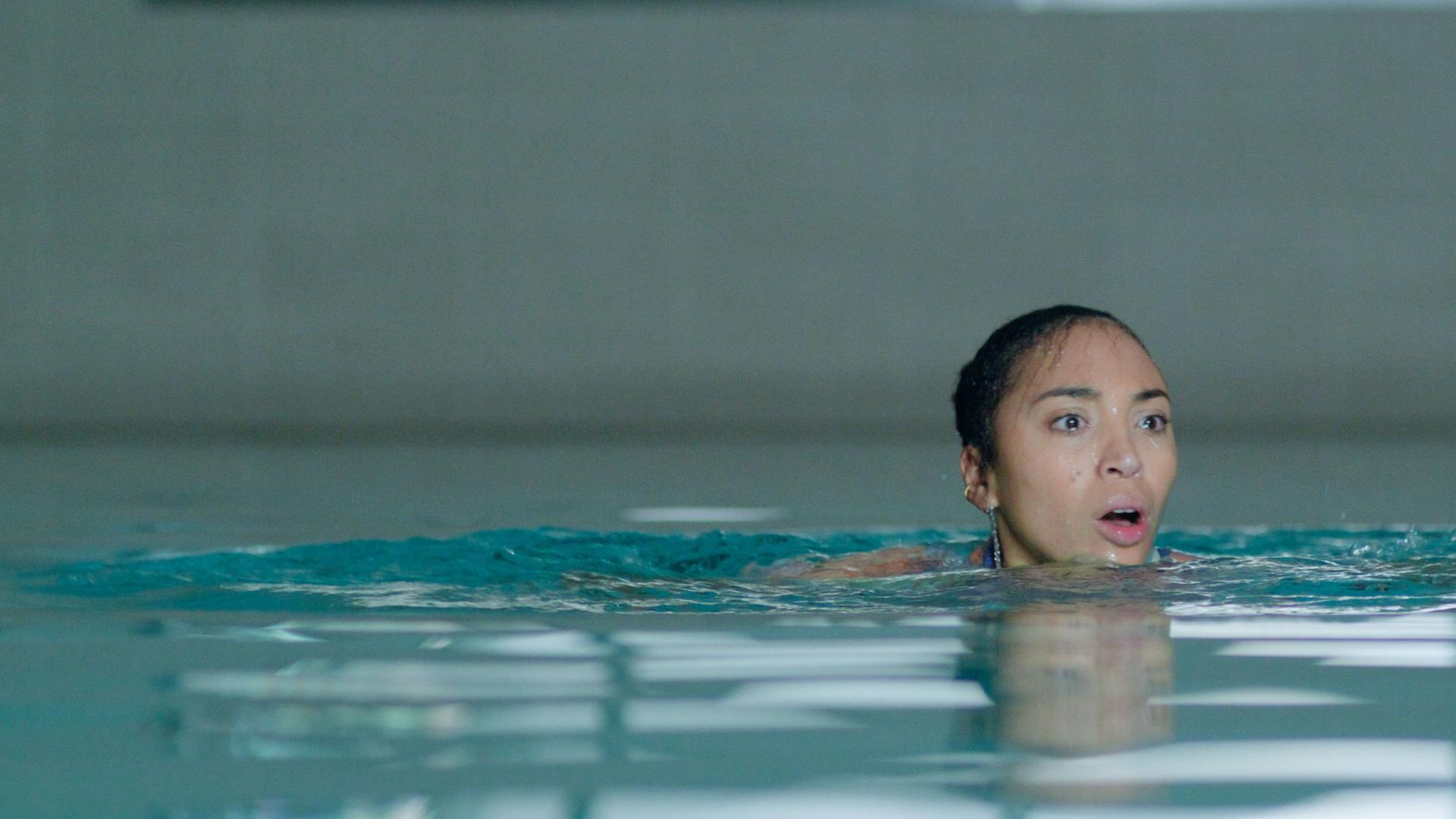 Cece befindet sich in einem Schwimmbecken und sieht angestrengt aus.